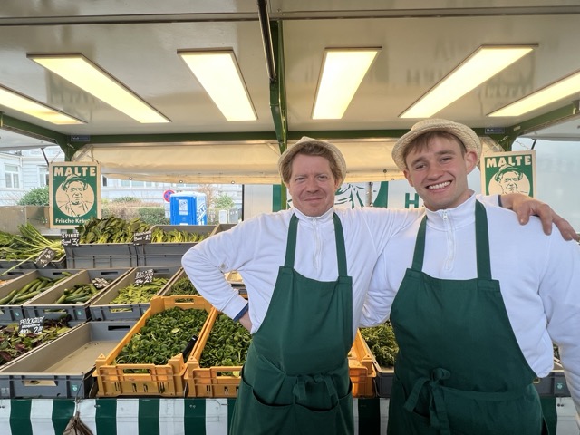 Malte frische Kräuter und sein Azubi am Stand auf dem Isemakt in Hamburg